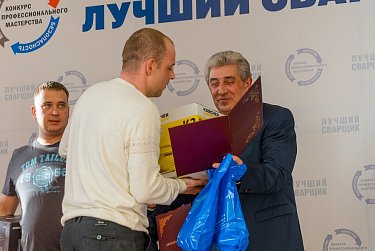 Спикер ЗС Сергей Грачев наградил лучших сварщиков